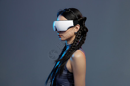 佩戴电子科技VR设备的女性图片