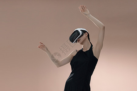 使用科技产品性感美女使用VR设备背景
