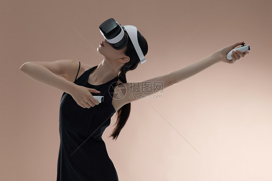 女子头戴VR眼镜舞动图片