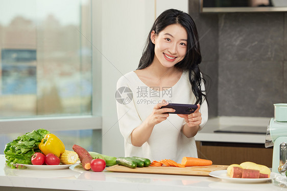 拍照分享食物的女性形象图片