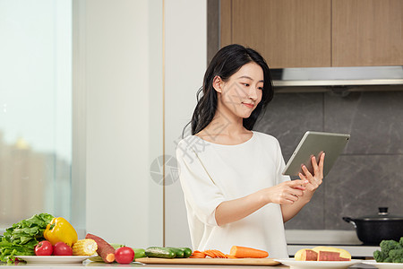 查看食谱的家庭主妇形象图片