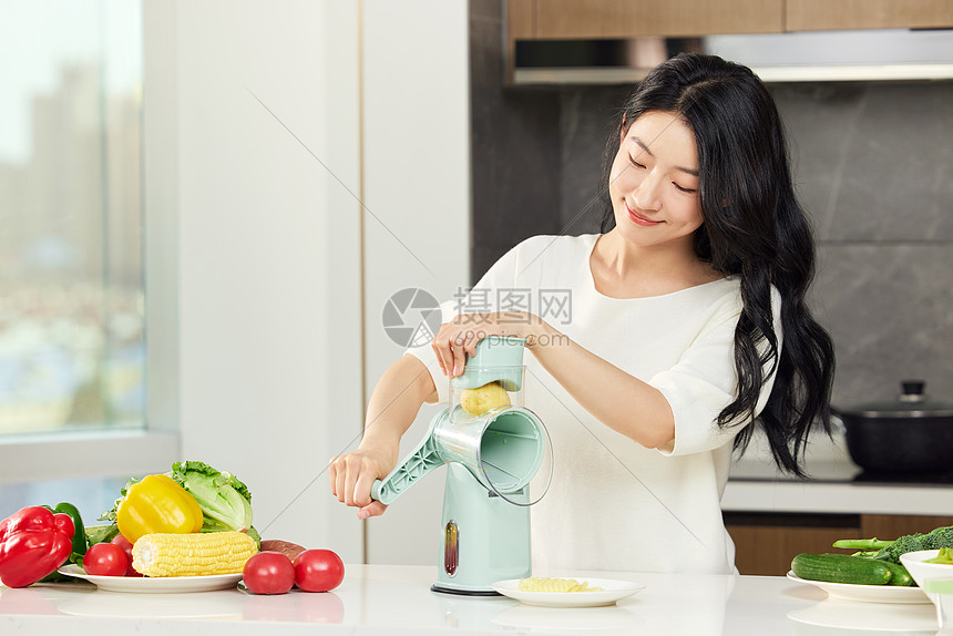 女人用机器切土豆片图片