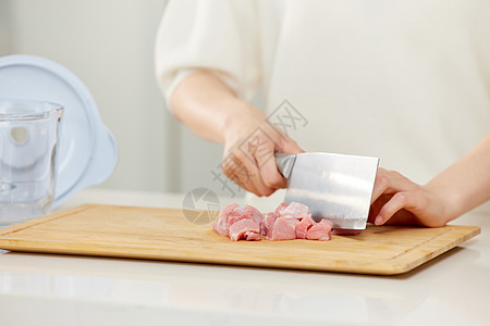 厨房案板切肉特写图片