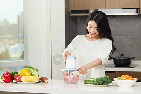 女人用破壁机打出肉末高清图片