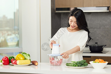 女人用破壁机打出肉末图片