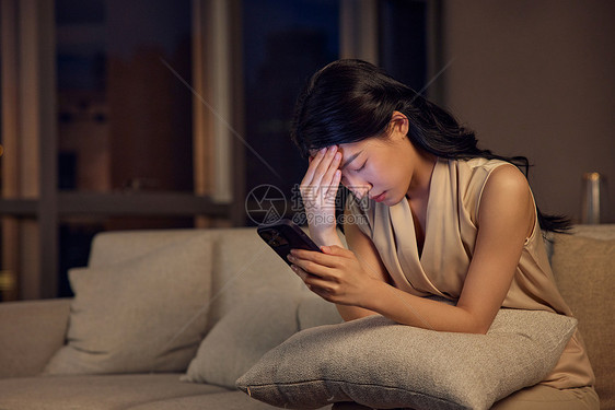 夜晚独自烦恼的女人图片