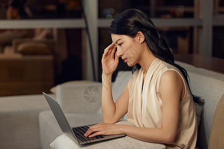 居家熬夜加班的女人背景图片