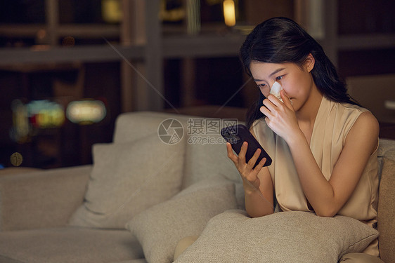 女子看手机抹眼泪图片