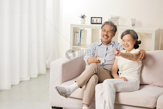 夫妻微笑坐在沙发上图片