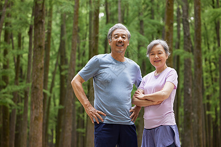 树林里晨练老夫妻形象图片