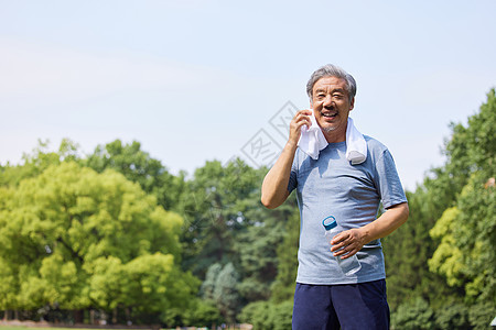 运动后擦汗的老人形象图片