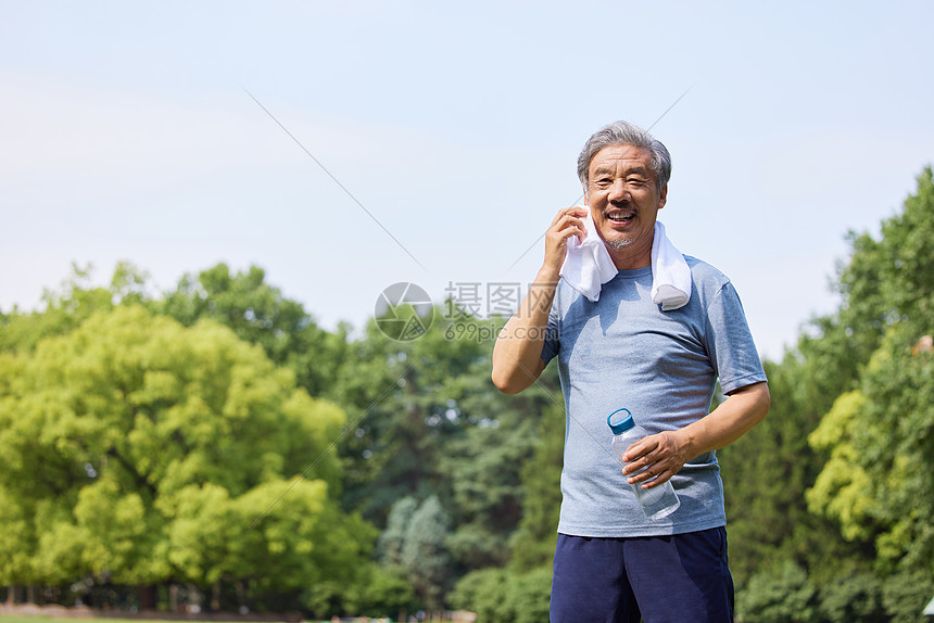 运动后擦汗的老人形象图片