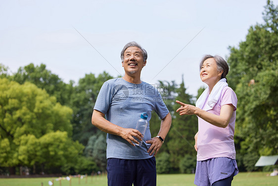 微笑畅谈的老年夫妻形象图片