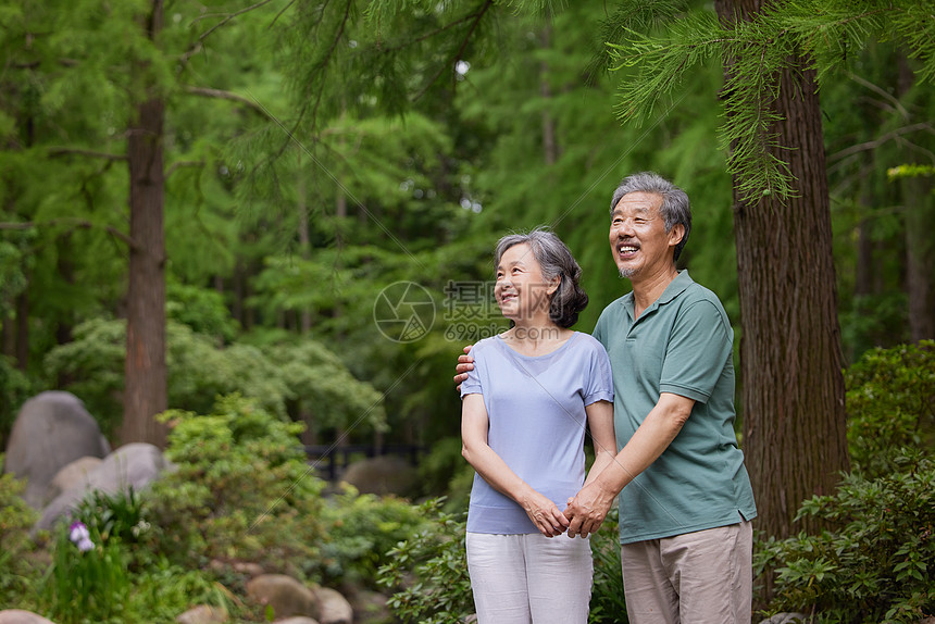 老夫妻在公园说说笑笑图片