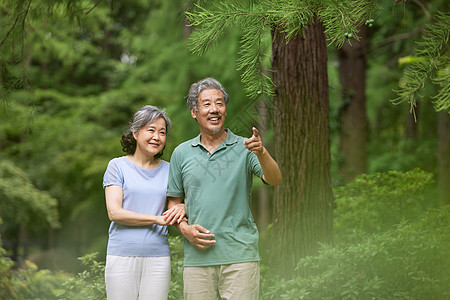 聊天表情公园里休闲聊天的老年夫妻背景