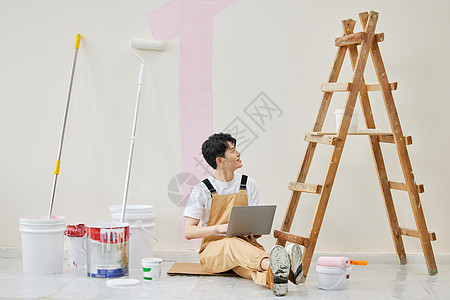 设计粉刷背景墙的男设计师形象图片