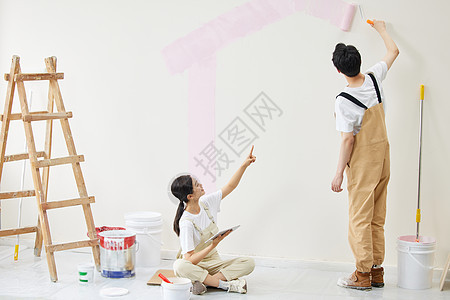 情侣合力粉刷墙壁图片