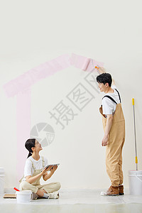 新婚夫妻合作粉刷墙壁图片