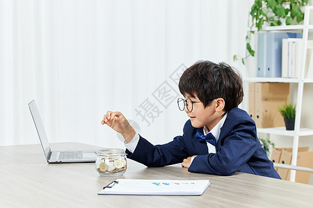 模仿金融理财白领的男孩形象图片