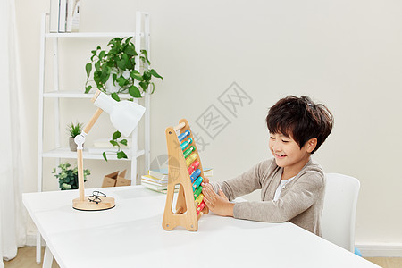 台灯场景图书桌上玩智力玩具的儿童背景