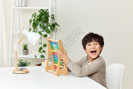 书桌上玩智力玩具的孩子形象图片