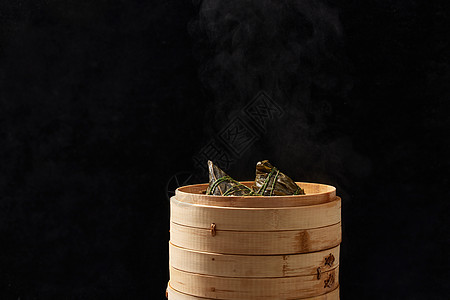 美食氛围冒着热气的蒸笼里的粽子背景
