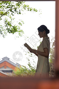 穿着旗袍的女性读书轮廓剪影背景图片