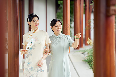 穿旗袍的母女欣赏中式庭院美景图片