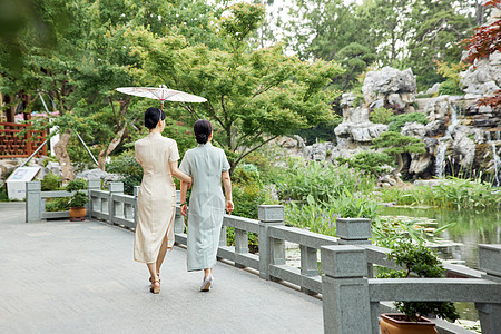 新中式庭院旗袍母女院子里散步背影背景