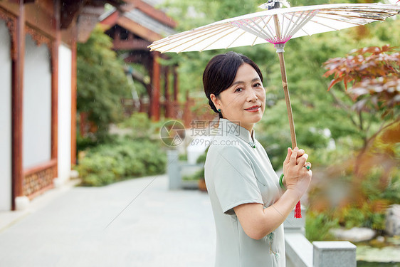 下雨天撑伞的旗袍女性图片