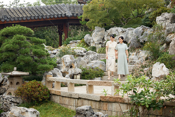 欣赏中式庭院美景的旗袍母女图片