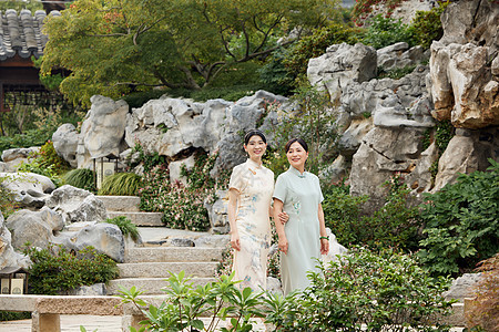 中式庭院中散步的旗袍女性背景图片