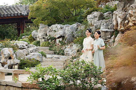 欣赏中式庭院美景的旗袍女性背景图片