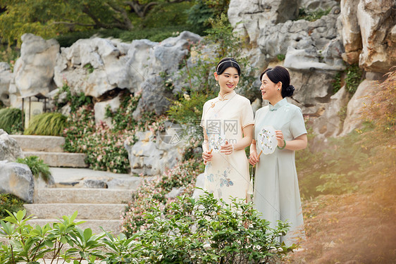 旗袍母女散步中式庭院图片