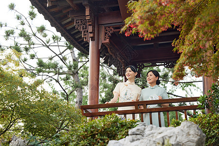 欣赏中式庭院美景的旗袍女性背景图片