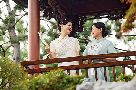 母女写真庭院里欣赏美景的旗袍女性背景