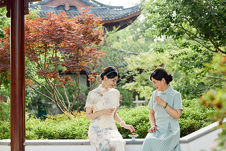 新中式庭院旗袍母女坐在中式庭院里品尝月饼背景