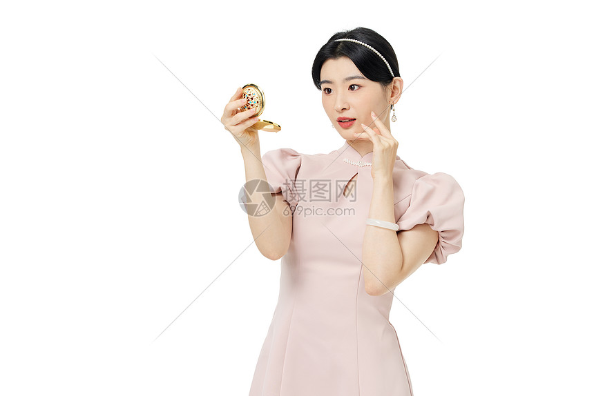 新中式礼服女性手拿小手镜图片