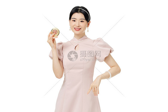 新中式礼服女性手拿小手镜图片