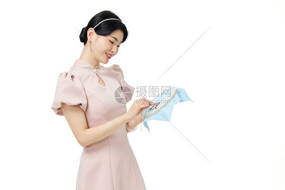 穿着新中式旗袍的女性刺绣图片
