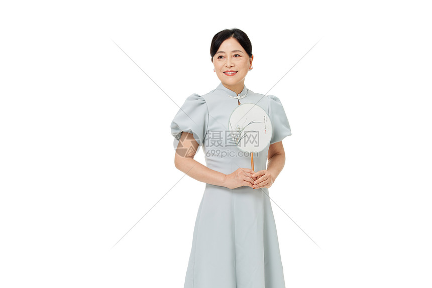 手拿团扇的中年女性图片