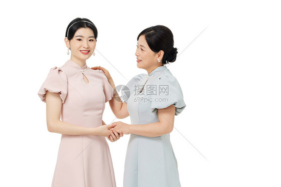 穿着新中式礼服的气质母女图片