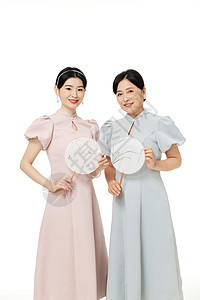 穿新中式旗袍的母女展示团扇图片