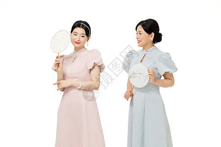 新中式旗袍母女手拿团扇图片