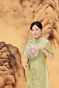 新中式山水画旗袍女性手拿团扇背景