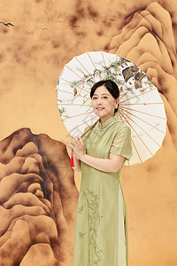 旗袍女性撑油纸伞图片