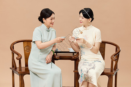 旗袍母女坐在一起喝茶背景图片