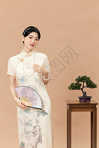 手拿扇子的中式旗袍美女形象图片