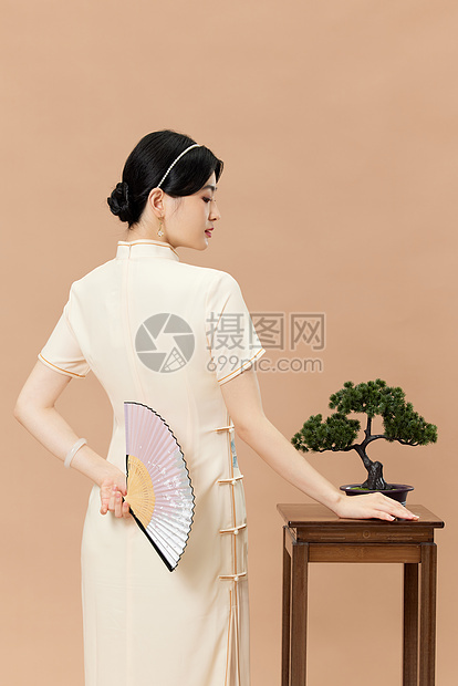 中式旗袍美女背影图片