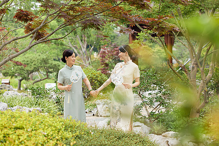 新中式庭院旗袍母女院子里牵手散步背景